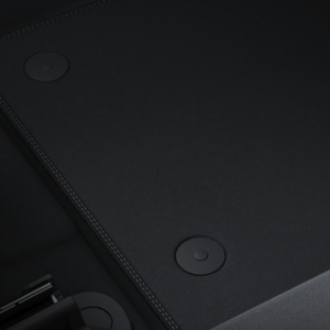 Spredaj talne preproge iz velurja, črne barve s kovinsko sivimi šivi